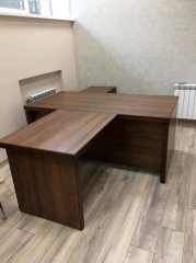 Офисный стол с приставкой